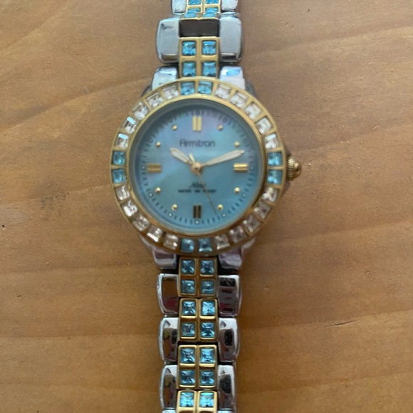 Armitron woman’s quarts watch waterproof - Picture 8 of 10
